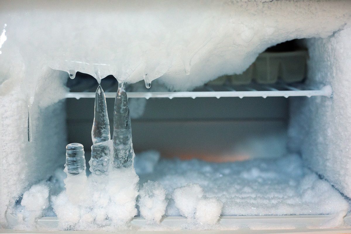 Jak pozbyć się lodu z zamrażalnika? fot. Freepik