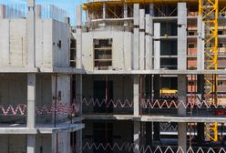 Pracownik budowy zmarł po upadku. Ratownikom powiedziano, że został pobity