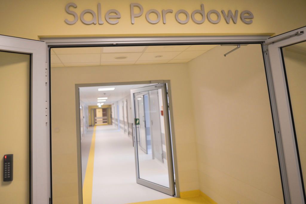 Zakaz odwiedzin spowodowany koronawirusem nie obejmuje księdza