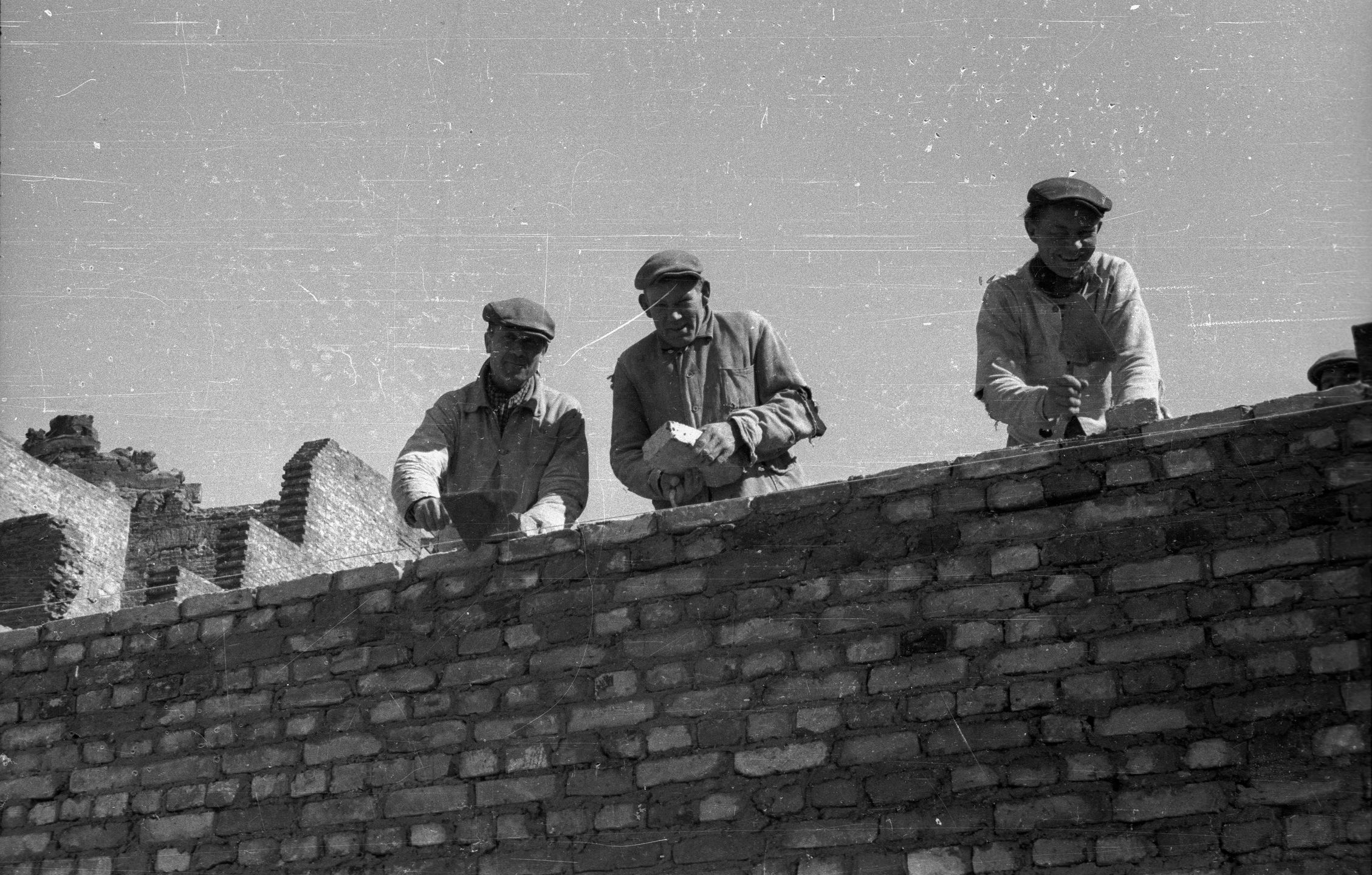 Po zniszczeniach wojennych, w latach 1948-1949 odbudowano barokowy pałac Małachowskich przy ul. Senatorskiej 11.