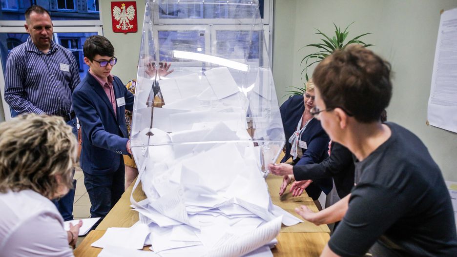 Praca członka komisji kończy się wraz z policzeniem głosów i zatwierdzenia protokołów
