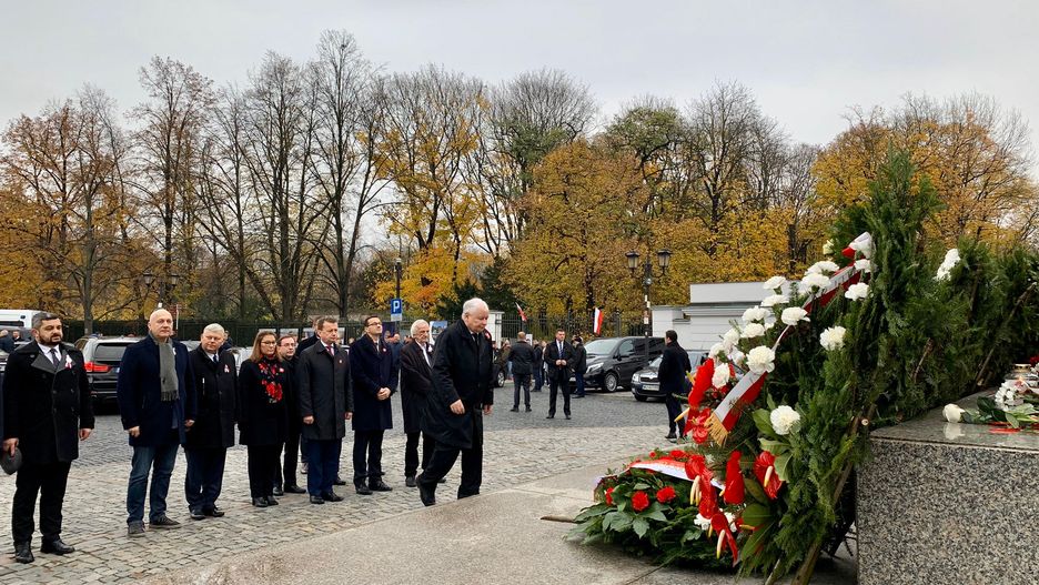 Prezes PiS Jarosław Kaczyński i premier Mateusz Morawiecki z delegacją przed pomnikiem Marszałka Józefa Piłsudskiego