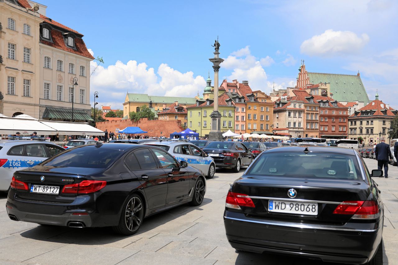 Parking dla limuzyn za barierkami obok namiotu za milion. Ta impreza to symbol rządów PiS