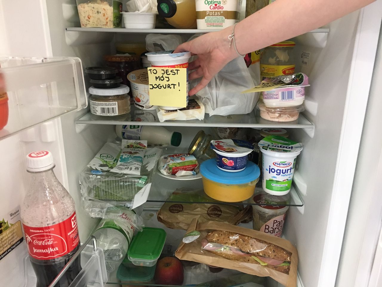 Polakom znika jedzenie z firmowych lodówek. Czy wy również macie w tym swój udział?
