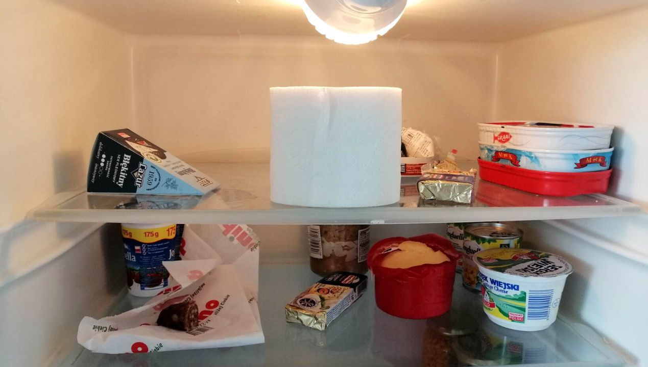 Eradicate your fridge's unpleasant smell overnight using only a toilet roll and baking soda
