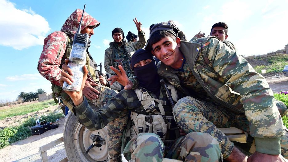 Kurdyjscy żołnierze cieszą się ze zwycięstwa nad ISIS