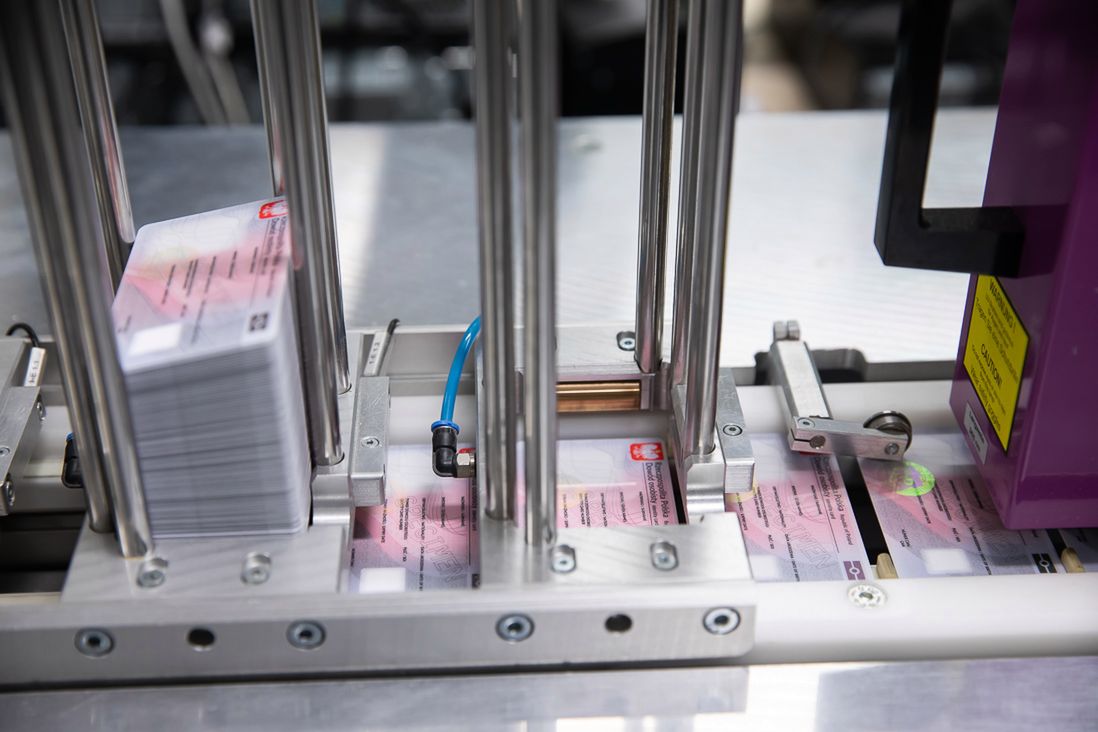 Dowód osobisty z warstwą elektroniczną. Dokument jak karta płatnicza 