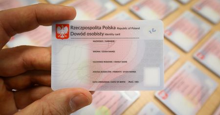 Milion Polaków musi wymienić dowód osobisty. Albo będą mieć problemy, albo dostaną wysoką grzywnę