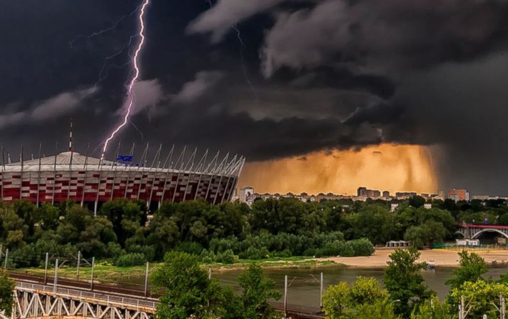 Piorun "uderza" w PGE Narodowy. To zdjęcie burzy jest hitem sieci