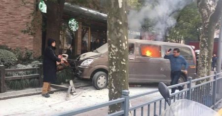 Chiny: Wjechał minivanem prosto w pieszych. 18 osób rannych