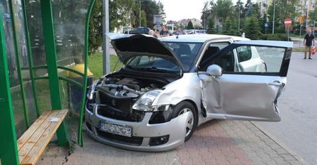 Kto jej dał prawo jazdy? Parkując uszkodziła przystanek, inne auta i raniła dziecko