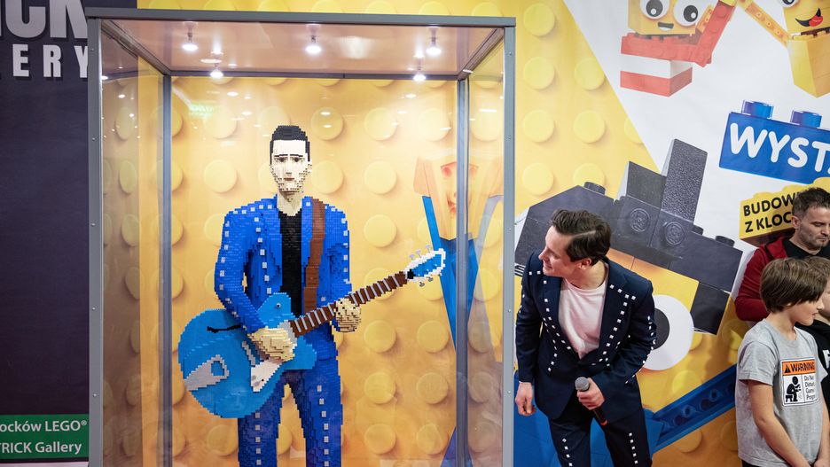 Warszawa. Krzysztof Zalewski podczas otwarcia wystawy klocków LEGO na PGE Narodowym, grudzień 2019 r.