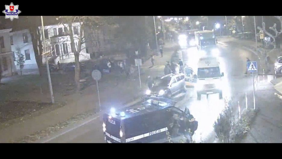 17-latka wbiegła na jezdnię, wprost pod auto