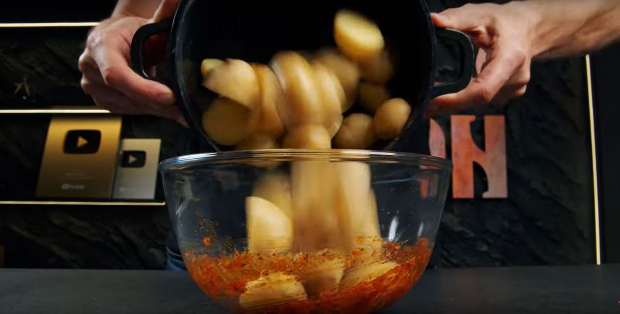 Przygotowanie pieczonych ziemniaków - Pyszności; Foto: kadr z materiału na kanale YouTube Webspoon PL