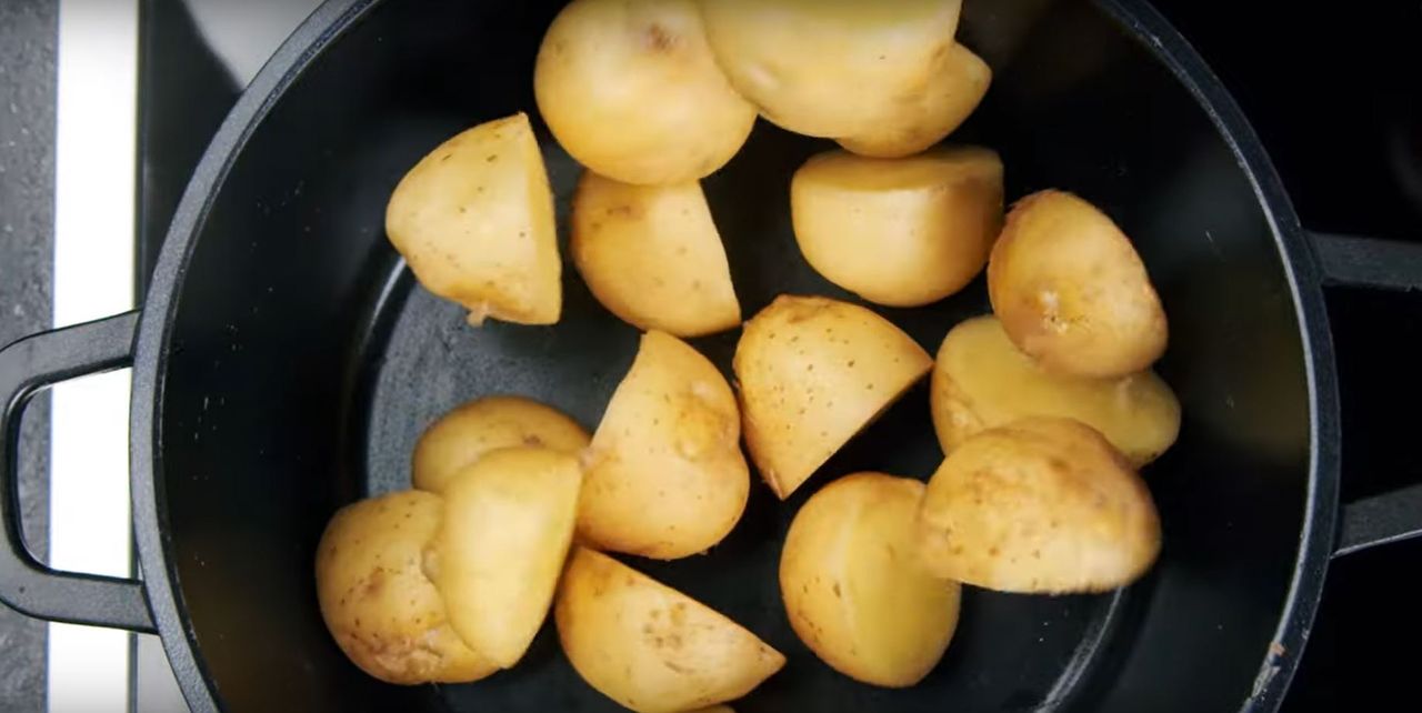Ziemniaki grillowanie - Pyszności; Foto: kadr z materiału na kanale Webspoon PL