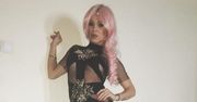 Doda urodzinowo: różowe włosy i bardzo krótka mini