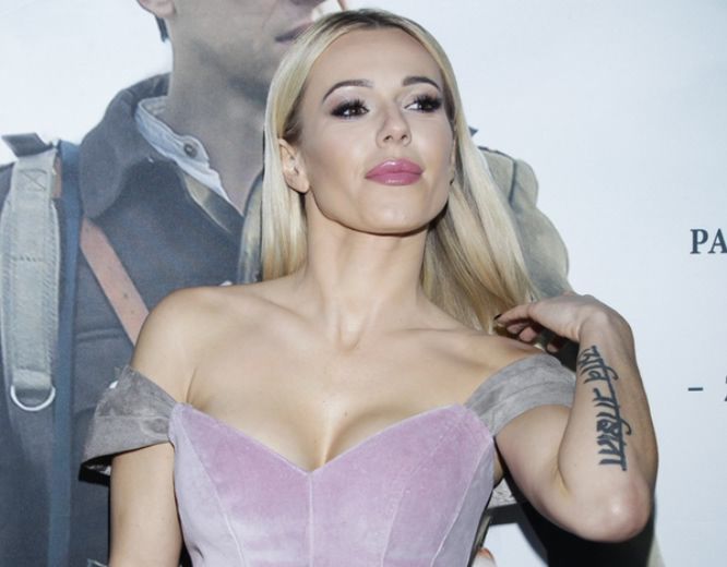 Doda wypina biust na premierze filmu o żołnierzach wyklętych