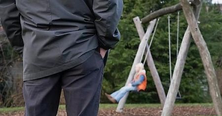 Warszawa. Policja szuka zboczeńca, obnażał się przed dziewczynką. "Niski, łysy, z brodą"
