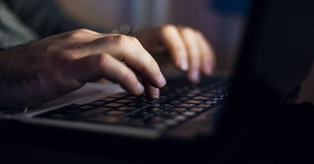 Norwegia. Podawał się za "Sandrę". Pedofil wykorzystał kilkuset chłopców