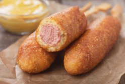 Corn dog. Amerykańska parówka na patyku