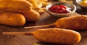 Corn dog. Prosta przekąska w amerykańskim stylu