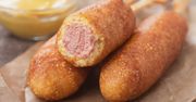Corn dog. Amerykańska parówka na patyku