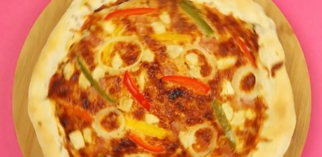 Kolorowa pizza na cieście Hot-Dog z kurczakiem, papryką, boczkiem i cebulą inspirowana przepisem z menu Domino's Pizza