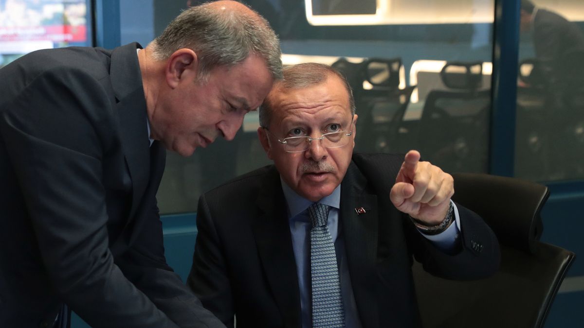 Turecki minister obrony Hulusi Akar i prezydent Recep Tayyip Erdogan.