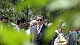 Premier Turcji z żoną w ogrodach Islamabadu