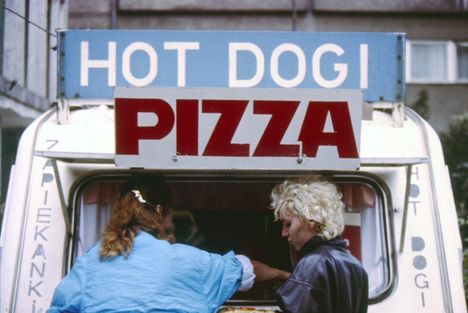 Budka z fastfoodem w 1990 r. 