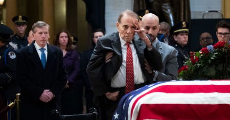 Wzruszający moment przed pogrzebem Busha. Bob Dole wstał z wózka i oddał mu hołd