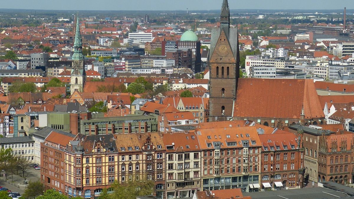 Lotnisko Hanower oddalone jest o 15 km od centrum miasta, można skorzystać z wielu opcji transferu: autobusy, kolej, tramwaje, taksówki czy wynajem samochodu