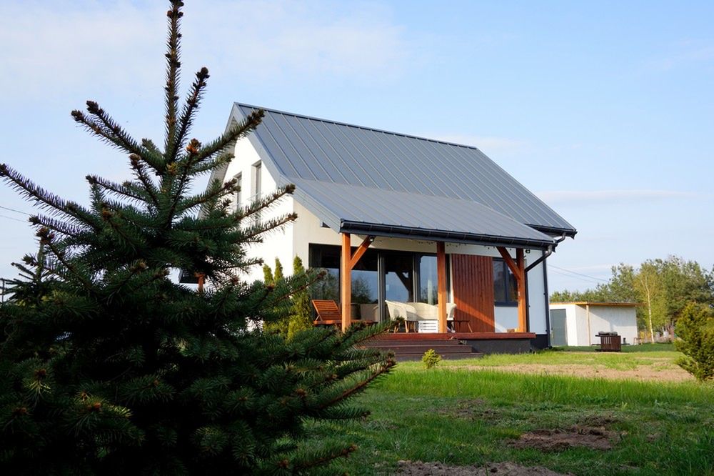 Małżeństwo samo wylało taras, wykopało pod niego fundament, zrobiło także elewację i ocieplenie domu. 