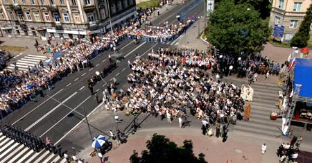 Premier: musimy oddać hołd bohaterom