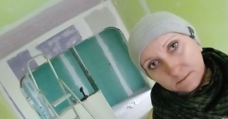 Samotna matka samodzielnie remontuje dom. Uczy się z internetu i od kolegów
