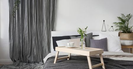Do śniadania i jako podstawka pod laptopa — stoliki śniadaniowe, które pokochaliśmy