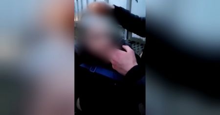 Bulwersujące nagranie. Założyli koledze prezerwatywę na głowę i chcieli ją podpalić