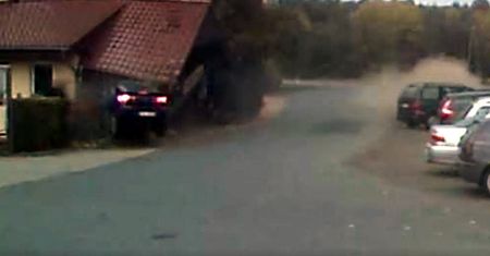 20-latek bez prawa jazdy wjechał w budynek. Obeszło się bez ofiar