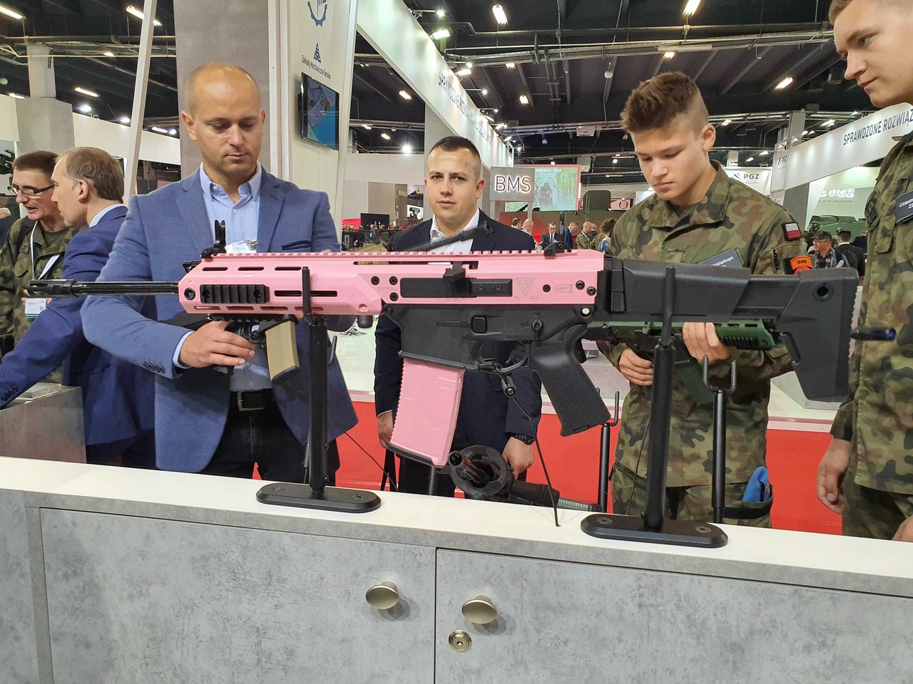 MSPO 2019. Różowa broń w ofercie Fabryki Broni "Łucznik". Firma wyjaśnia, skąd taki wybór
