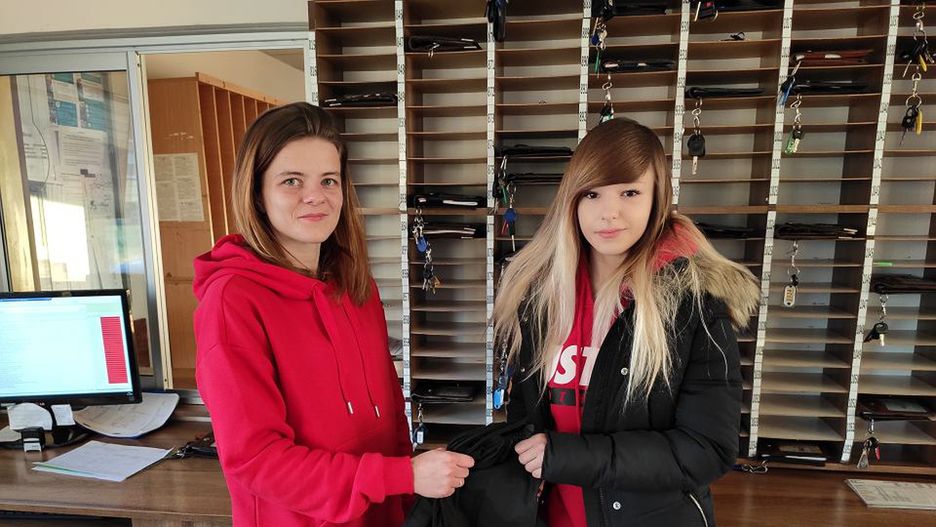 Pani Klaudia (z prawej) odebrała zgubę z rąk Darii Gocel, kierowczyni MPK