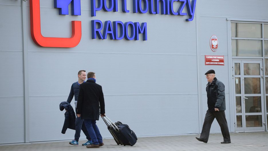 Według wstępnych planów, w 2021 r. tanie linie oraz czartery, zamiast do Modlina, mają przenieść się z Warszawy do Radomia.