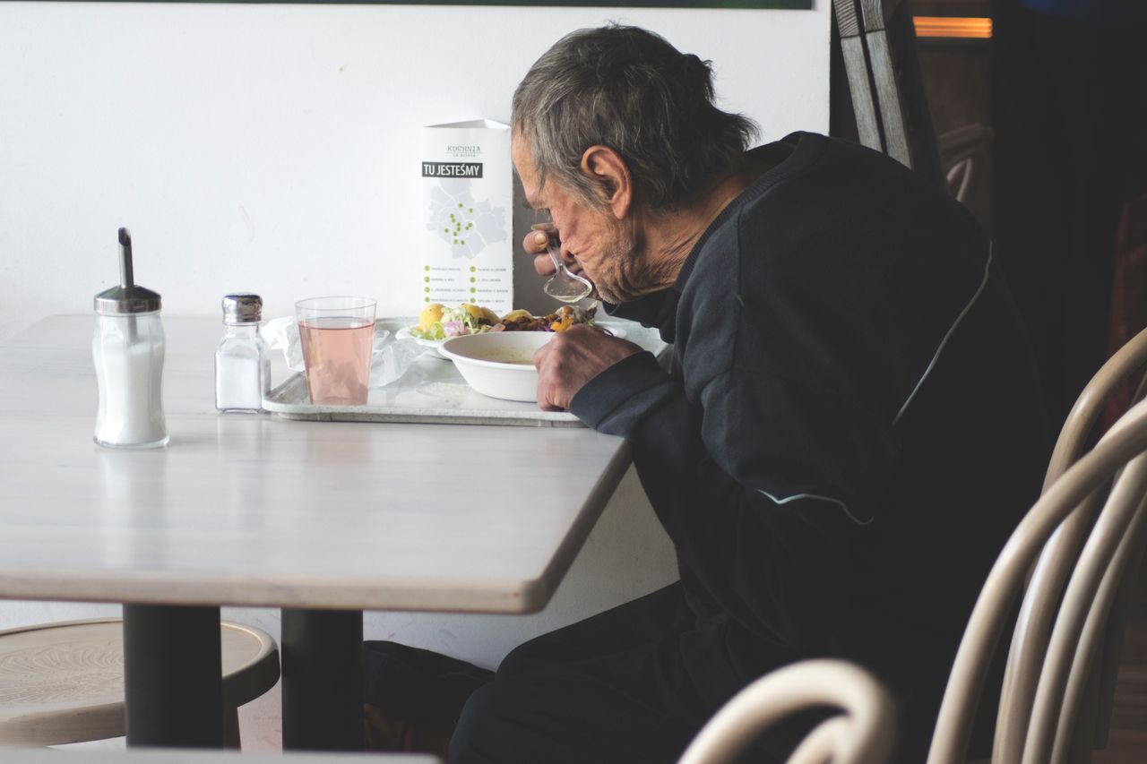 Daj herbatę, podziel się zupą. Nie oceniaj. Odwiedziliśmy warszawską restaurację, która zaprasza bezdomnych na obiady