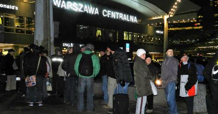 Ludzie spędzili noc w pociągach. Wielkie opóźnienia PKP