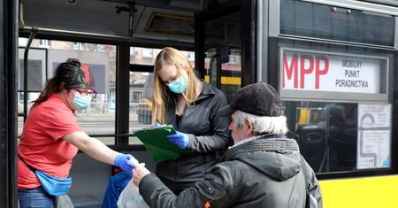 Koronawirus w Warszawie. Posiłki dla bezdomnych rozwozi autobus