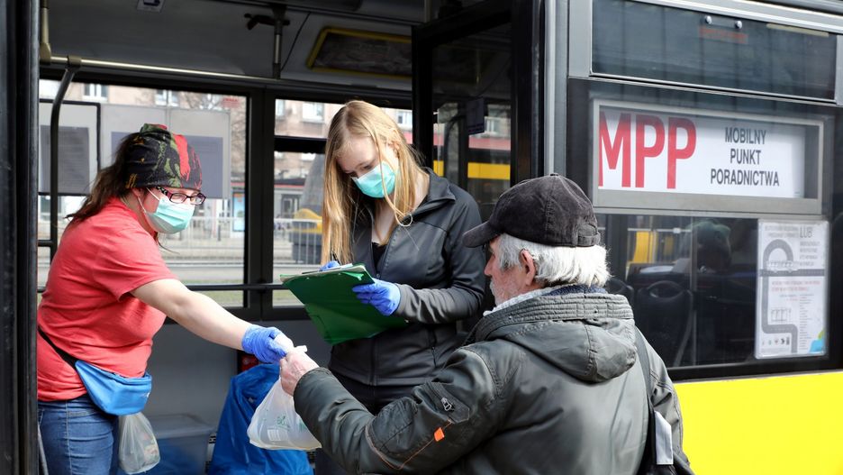 Koronawirus w Warszawie. Mobilny Punkt Poradnictwa wydaje paczki żywnościowe bezdomnym. Na zdjęciu punkt w alei Jana Pawla II.