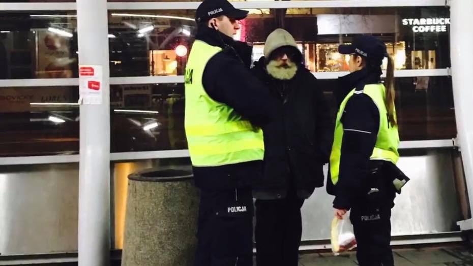 Policjanci będą sprawdzać ogólny stan osób bezdomnych, udzielą informacji co do punktów pomocy, w razie potrzeby przewiozą tam potrzebujących.