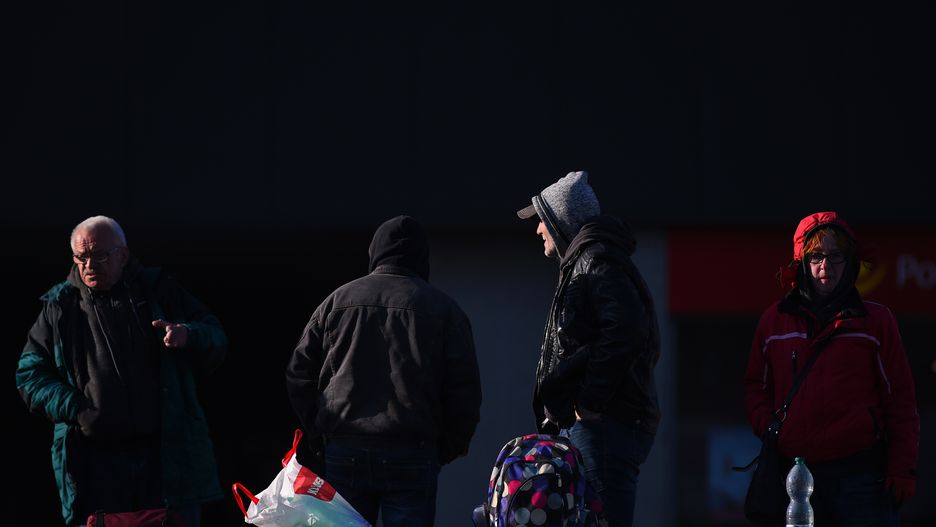 Ratownicy pomagają bezdomnym pod Dworcem Centralnym. Nie przestali pomimo epidemii koronawirusa