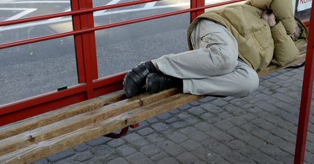 Koronawirus w Polsce. Bezdomny leżał na przystanku w Kaliszu. Miał koronawirusa