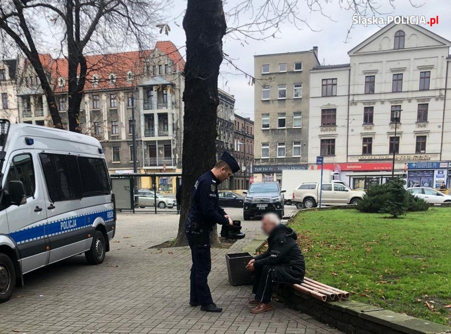 Katowice. Bezdomny miał na stopach worki foliowe zamiast butów. Zareagował policjant