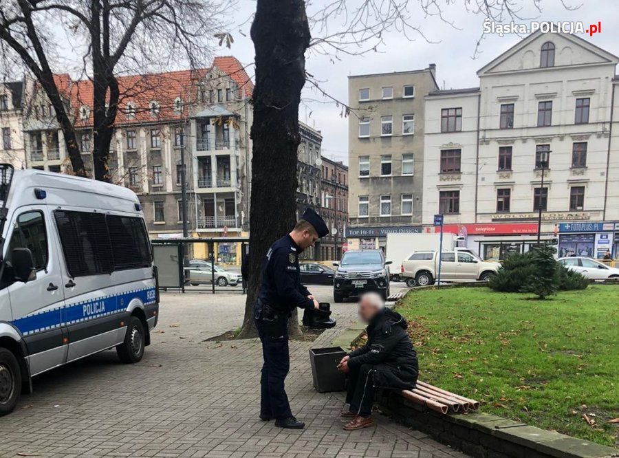 Katowice. Bezdomny miał na stopach worki foliowe zamiast butów. Zareagował policjant